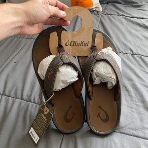 New men’s Olukai sandals size 9